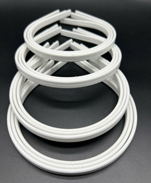 Vincha plástica lisa  blanca y negra 0002